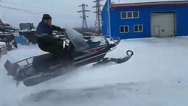 Herman gaat ervoor en vlamt in volle vaart over de skischans
