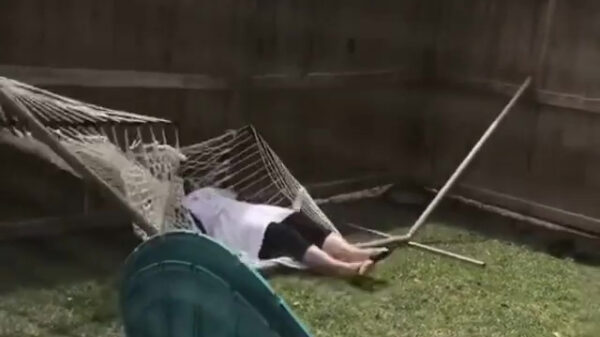Moeder doet een poging tot chillen in de hangmat