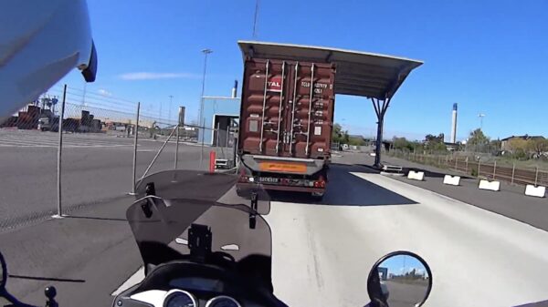 Motortip van de dag: ga nooit dicht achter een vrachtwagen staan