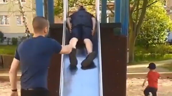 Altijd leuk: met je oudere broer naar de speeltuin gaan