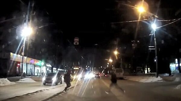 Dit gebeurt er als 2 voetgangers niet uitkijken bij het oversteken