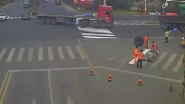 Losgeslagen vrachtwagenwiel ramt wegwerker knetterhard naar de grond