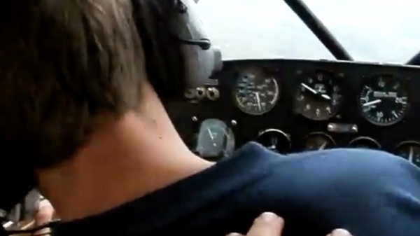 Gast krijgt hartverzakking als piloot flauwvalt tijdens de vlucht