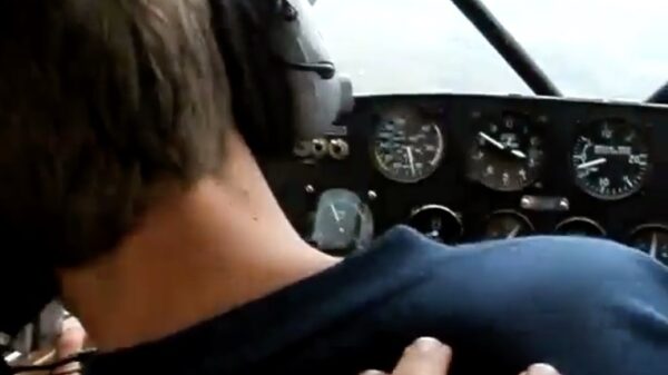 Gast krijgt hartverzakking als piloot flauwvalt tijdens de vlucht