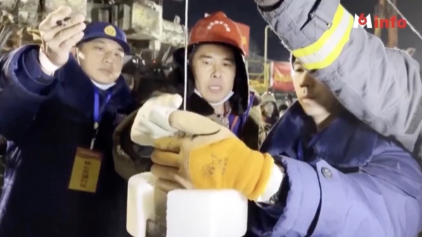 Chinese mijnwerkers geven 9 dagen na explosie teken van leven met briefje