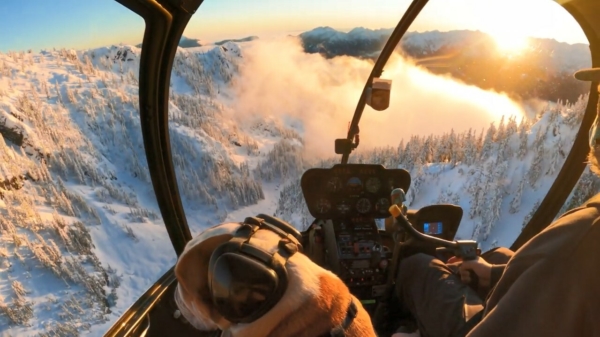 Helikopterpiloot geniet samen met zijn BFF van het schitterende uitzicht