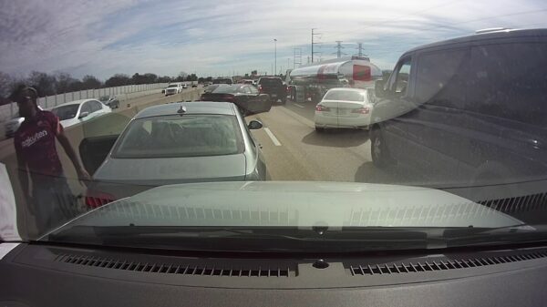 Verkeershufter roadraget liever dan dat hij de weg vrijmaakt voor de brandweer