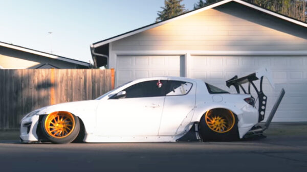 Sommige mensen nemen het pimpen van hun auto iets té serieus