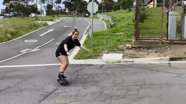 Samantha skateboardt met iets té veel vaart van heuveltje