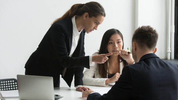 Pesten op het werk: driftkikker vindt prank niet grappig