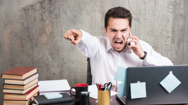 Pesten op het werk: driftkikker vindt prank niet grappig