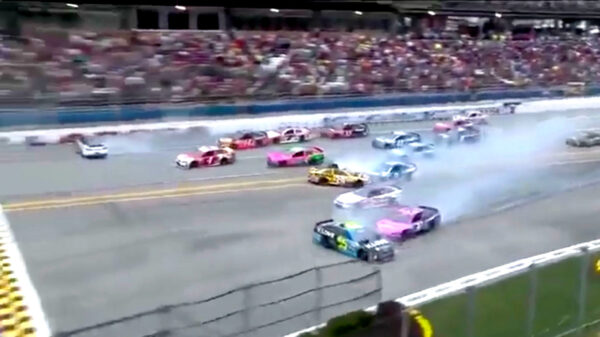 Met een beetje nasynchronisatie wordt zelfs Nascar leuk om te kijken!