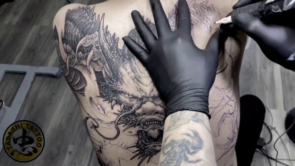 Trung Tadashi heeft echt bizarre freehand tattooskills