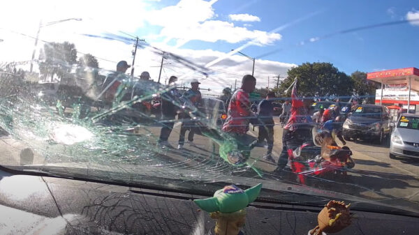 Bizar: automobilist wordt met een moersleutel in elkaar geslagen door motorbende