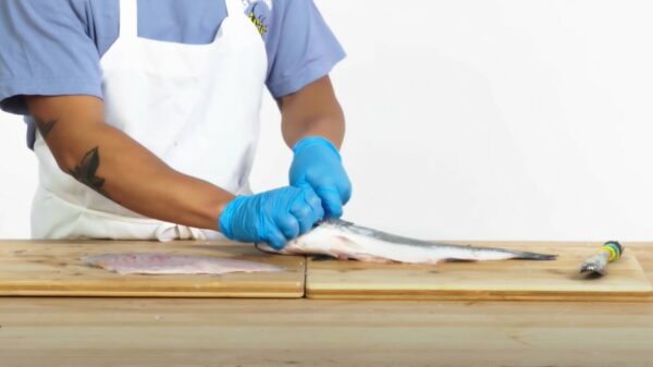 Dankzij deze instructievideo van Mike Cruz kan je voortaan ELKE vis fileren