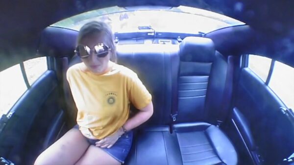 Rebecca op heterdaad betrapt als ze drugs in haar 'geheime' verstopplaats steekt