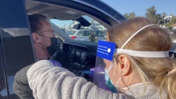 Ook Arnold Schwarzenegger heeft zich inmiddels laten prikken