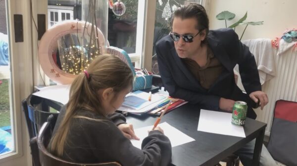 Dankzij het thuisonderwijs van Hans Teeuwen leer je tenminste nog iets!