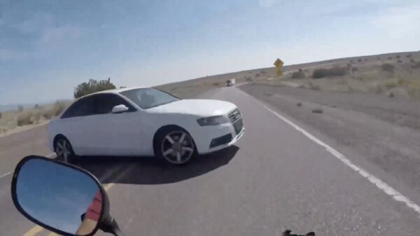 Motorrijder maakt gruwelijke klapper als een vrouw ineens besluit te keren