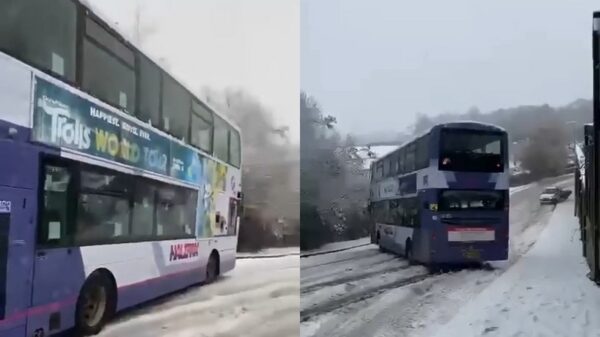 Ook in Engeland is het keiglad: dubbeldekker glijdt dwars van een heuvel