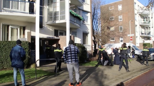 Politie moet hard ingrijpen bij ruzie tussen buurtbewoners na aanrijding in Den Haag