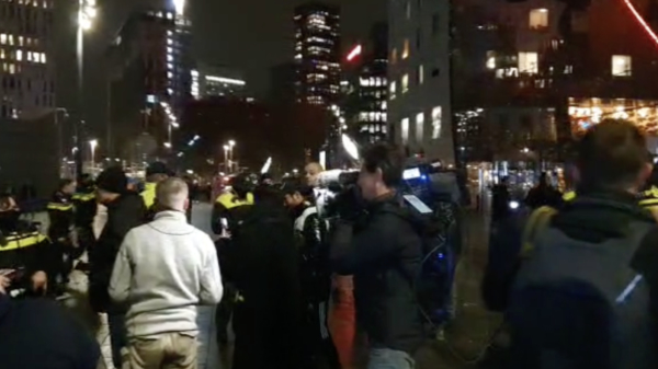 Lekker demonstreren in Rotterdam op de eerste dag van de avondklok