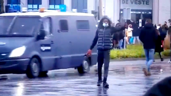 Demonstrant in Eindhoven weigert te vertrekken, krijgt megabeuk van ME