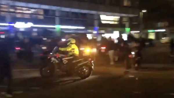 Ook herres in Den Haag: motoragent op de vlucht voor demonstranten