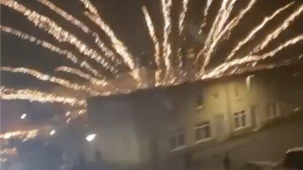 Roermond: politiebus achtervolgt jeugd, vuurwerk gaat de lucht in