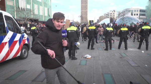Verslaggever NieuwNieuws staat midden tussen de rellen in Eindhoven