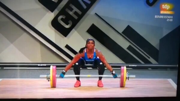 Arm van gewichthefster laat het afweten tijdens wedstrijd