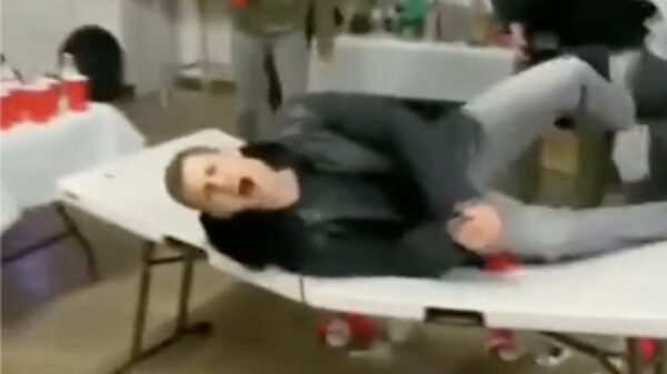 Beerpong-tafel blijkt een stuk steviger dan 'ie dacht