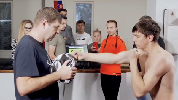 Pavel Trussov zet een nieuw record door 334 keer in 1 minuut te punchen