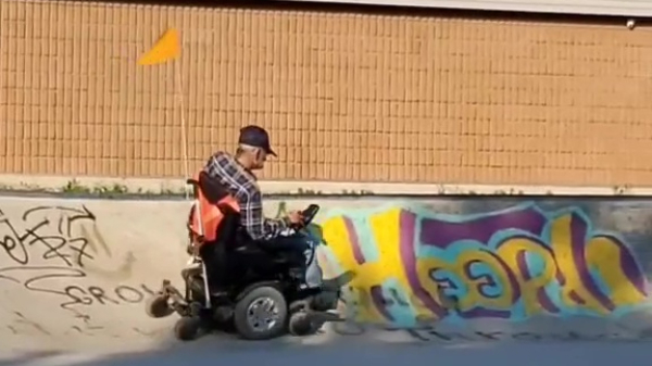 Dronken opa vlamt in zijn scootmobiel over de skatebaan
