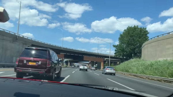 Malloot in Audi R8 zigzagt samen met een Corvette en een Mercedes C63 door het verkeer