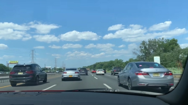 Malloot in Audi R8 zigzagt samen met een Corvette en een Mercedes C63 door het verkeer