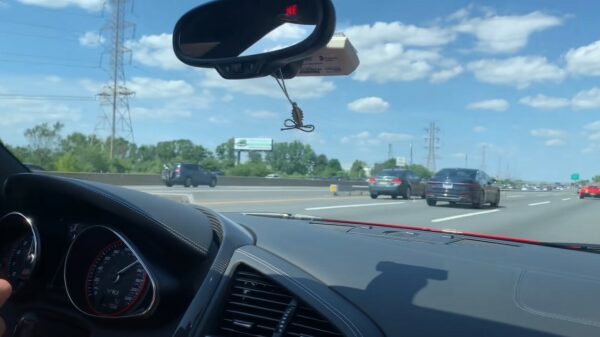 Malloot in Audi R8 zigzagt samen met een Corvette en een Mercedes C63 door het verkeer