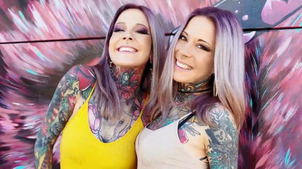 Ondergekliederde Duitse tweelingzussen verbergen hun tattoos met lading make-up