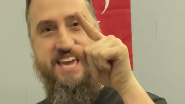 Sait is TROTS op alle relschoppers en moedigt ze nog wat extra aan