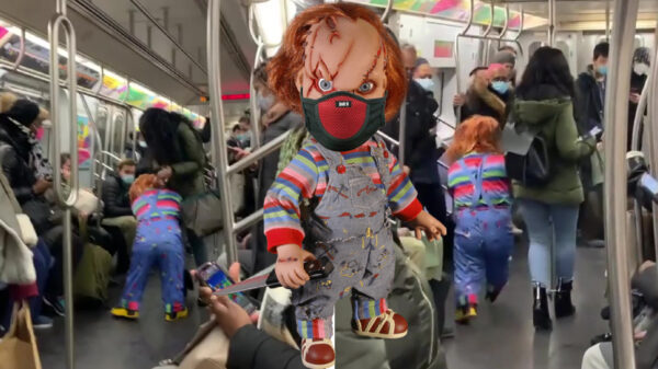 Geen mondkapje op? Dan komt Chucky je halen!