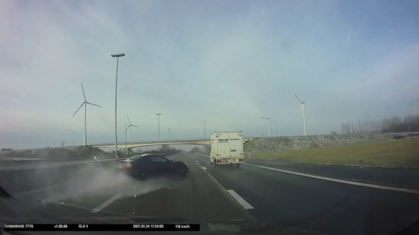 Belgische automobilist verliest macht over het stuur en klapt op vrachtwagen