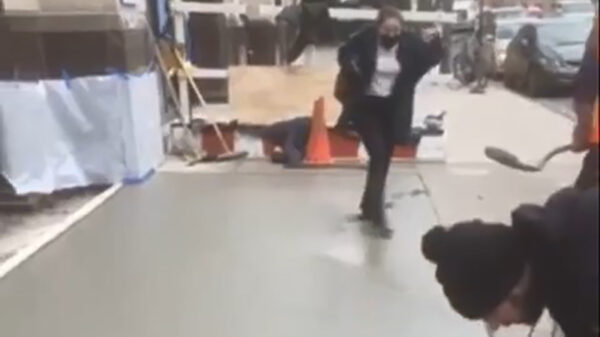 Voetganger let niet op en laat zijn voetafdruk achter in het beton