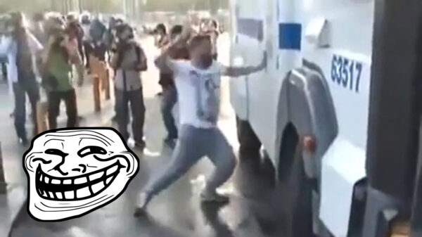 Oude doos: stoertje daagt politieagent met waterkanon uit en heeft meteen spijt