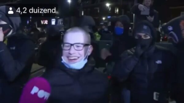 Jochie loopt lekker te rellen met z'n matties... Wait for it