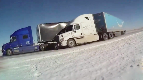Bodycam legt knetterharde crash tussen 2 vrachtwagens vast
