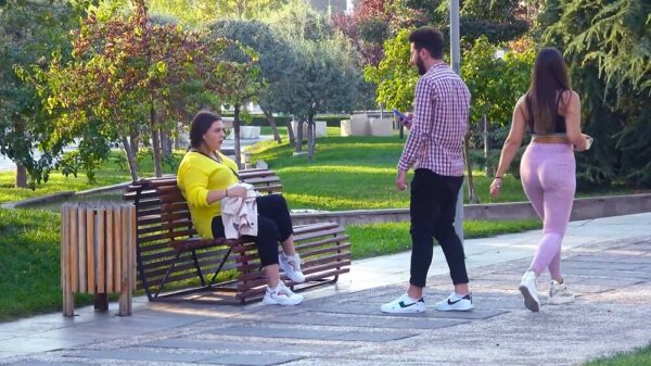 Tijd voor een sociaal experimentje met een yogabroek in het park