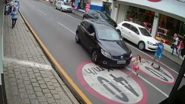 Automobilist bewijst over razende reflexen te beschikken als koter ineens oversteekt