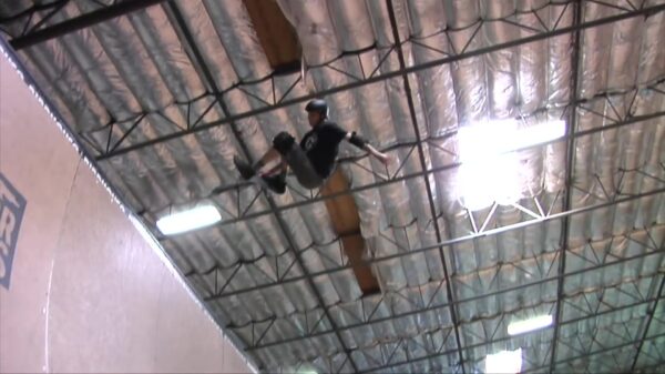 Tony Hawk knalt er op zijn 52e nog even een dikke 720 uit