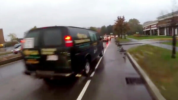 Buitenspiegels zijn overrated: fietser krijgt tikkie van blinde automobilist