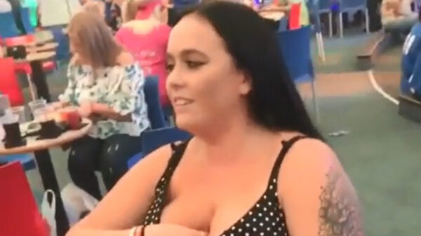 Vrouwelijke smokkelaar heeft een goed gevulde beha